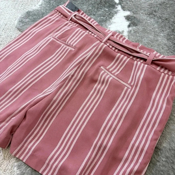 NWT Torrid 5” Stretch Crepe Mid-Rise Tie Front Shorts - Picture 7 of 11